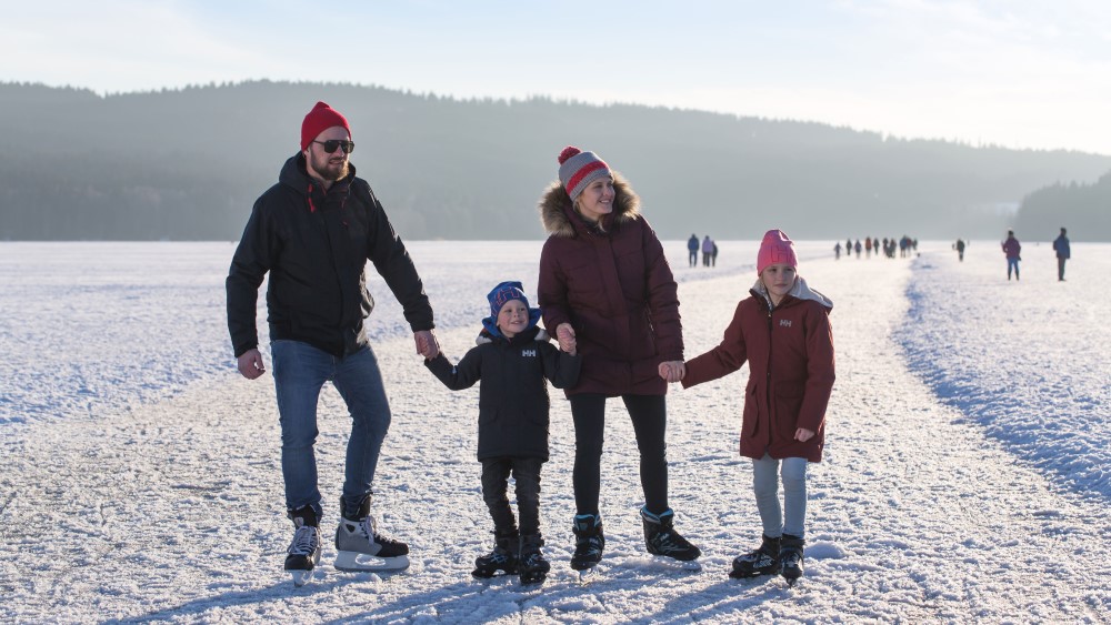 Schaatsen op het Lipnomeer in Tsjechië.